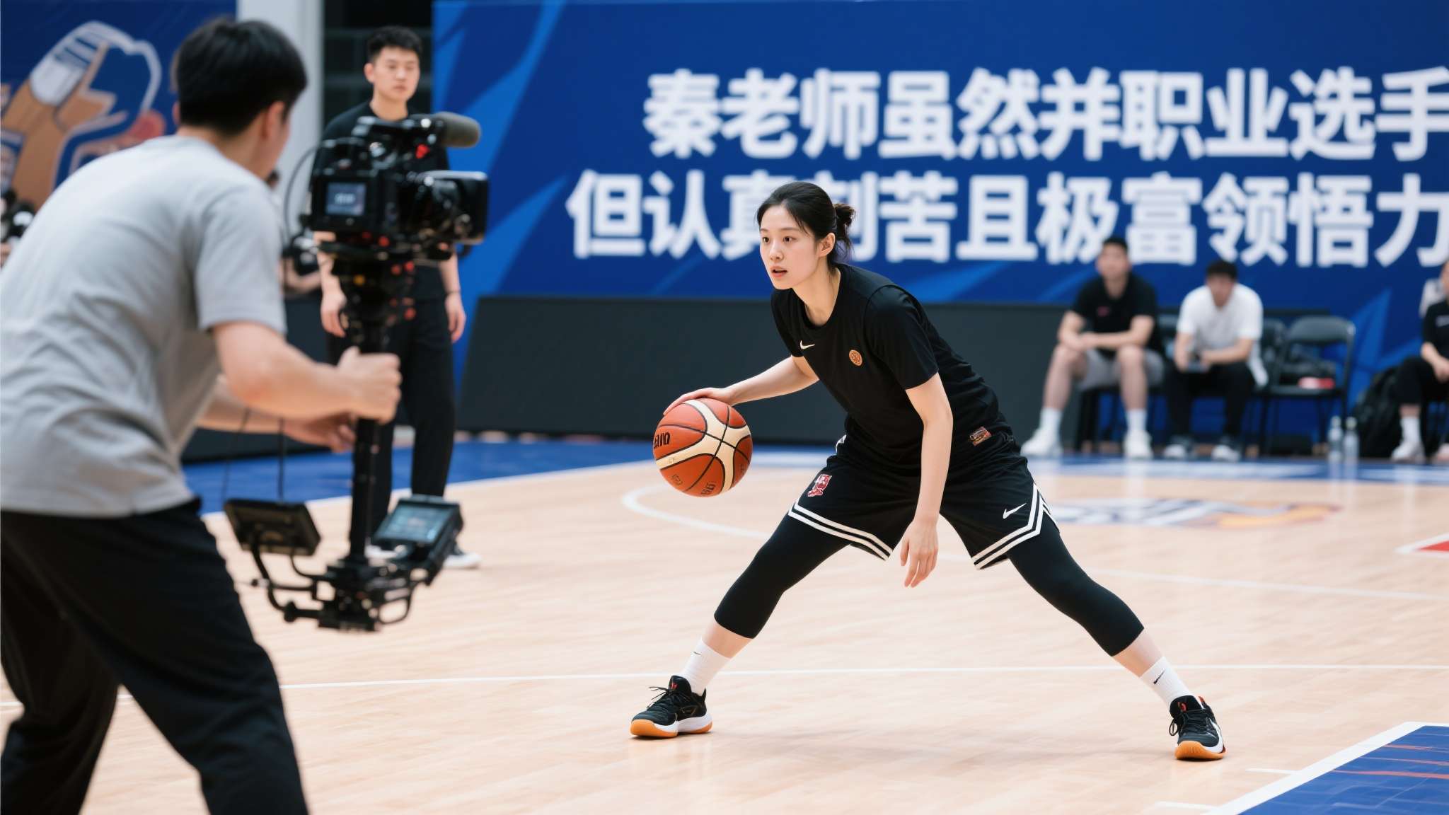 秦岚篮球场惊艳亮相,动作流畅自然 很多人可能会好奇,一名习惯摄像机跟拍的人真的能轻松适应竞技体育吗?从本次现场情况